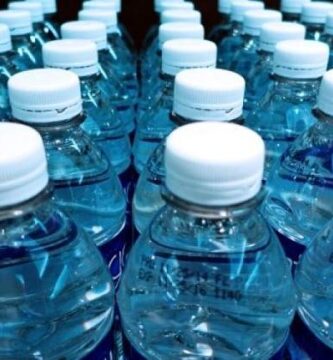 ¿Es el agua mineral más saludable que el agua embotellada normal?