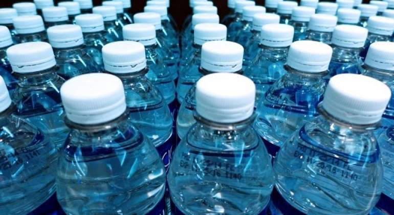 ¿Es el agua mineral más saludable que el agua embotellada normal? 1 ¿Es el agua mineral más saludable que el agua embotellada normal?