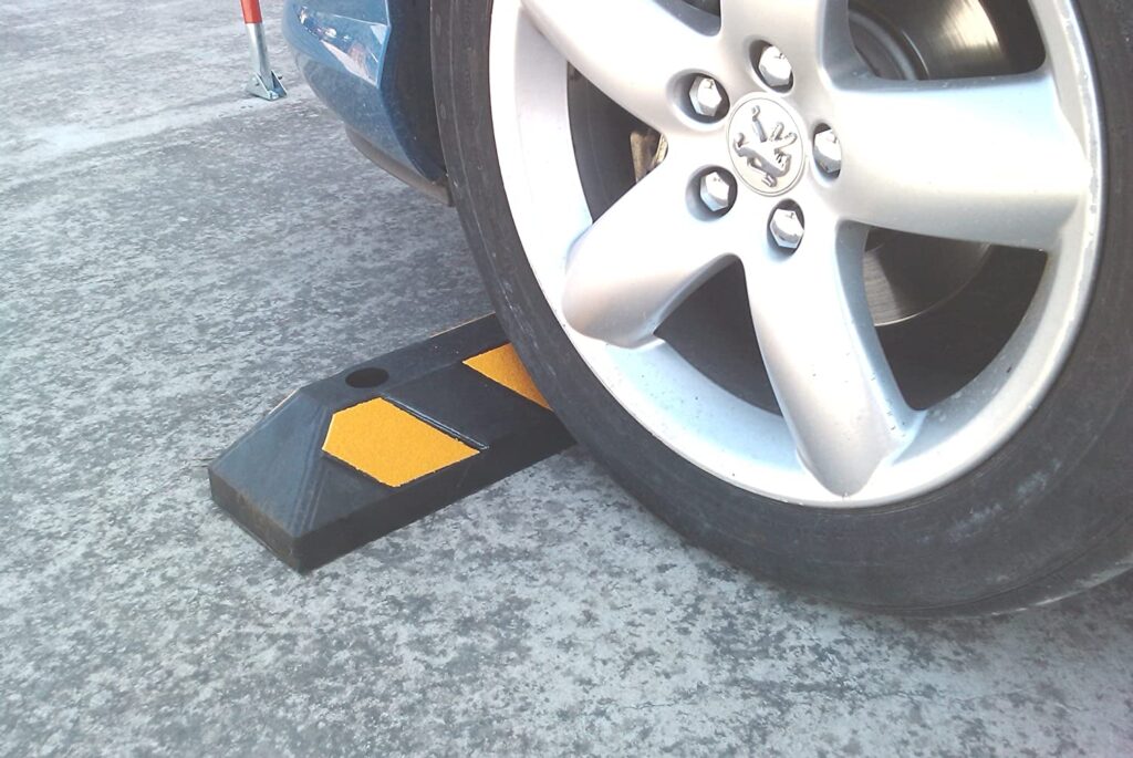Los bloques de estacionamiento dañan los vehículos 1 Los bloques de estacionamiento dañan los vehículos