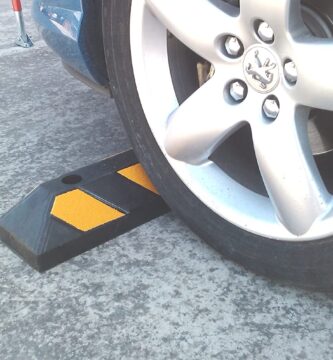 Los bloques de estacionamiento dañan los vehículos