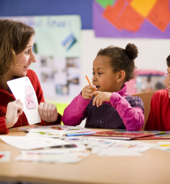 5 formas de ayudar a sus hijos a repasar las clases de inglés