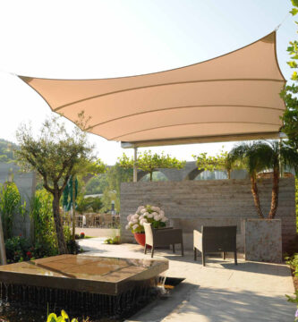 Ideas prácticas para instalar coberturas que protejan del sol y la lluvia